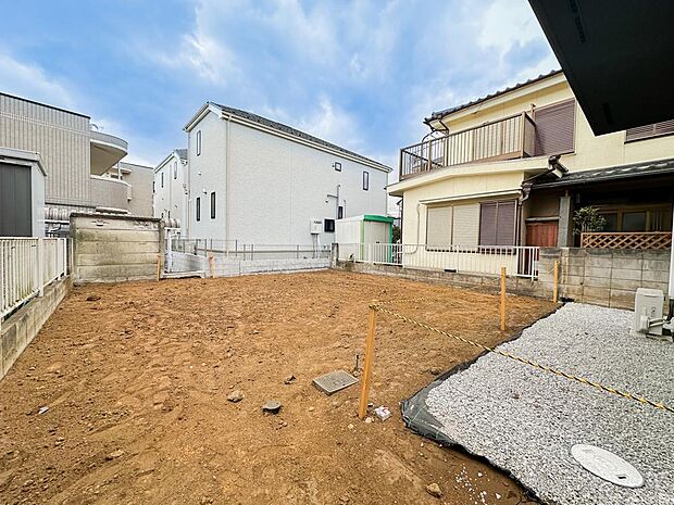 洗面化粧台はTOTOオクターブ900、浴室はTOTOサザナ(1616サイズ)を採用し、水回り設備も充実しています。