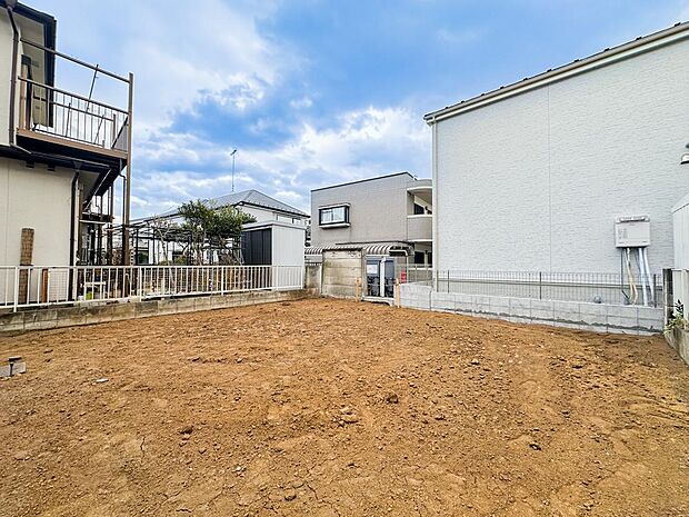 キッチンにはクリナップ製STEDIAを採用し、背面カップボード付きで収納力と作業効率を両立しています。