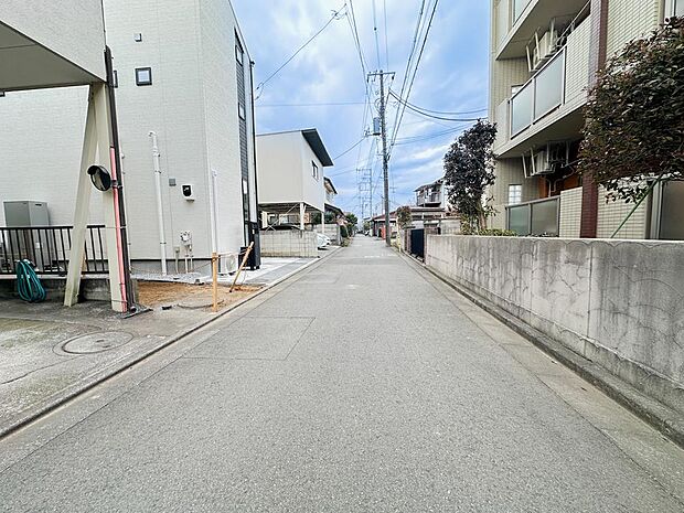 宅配ボックス付き機能門柱や一部目隠しスクリーンフェンスなど、外構計画にも実用性が取り入れられています。