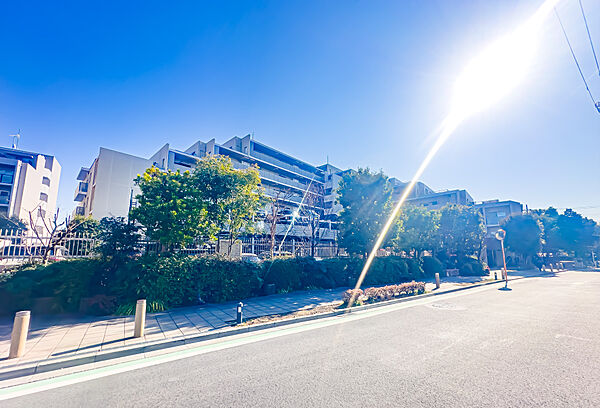京王線「つつじヶ丘」駅まで徒歩約10分。甲州街道も近く、お出かけしやすい利便性に優れた立地です。2026/2/13撮影