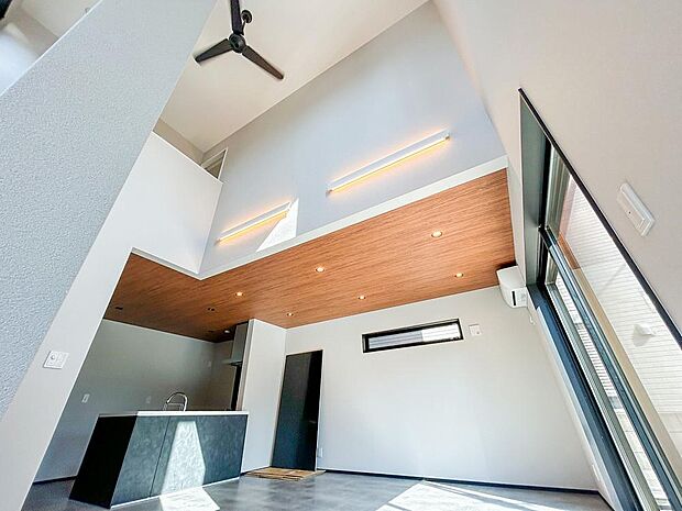 吹抜けのある空間は、天井が高く開放感があふれるのが魅力です。自然光がたっぷり差し込み、お部屋全体が明るく心地よい雰囲気に包まれます。ゆとりのある贅沢な住まいです。