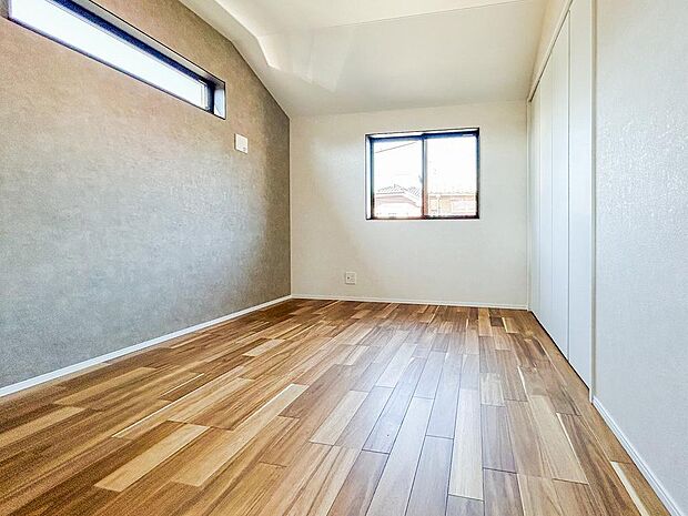 窓から差し込む柔らかな光が心地よい居室は、広さがあり、のびのびとした気分で過ごせます。趣味やリラックスの時間を楽しめる多用途な空間で、心安らぐ毎日が広がります。