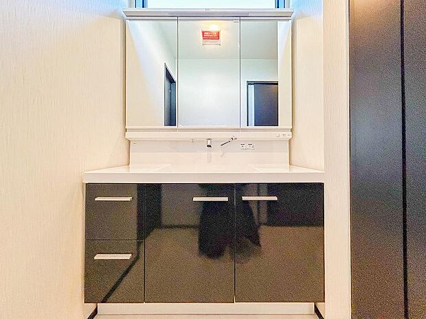 シンプルでありながらモダンなデザインが魅力の洗面化粧台。ゆったりとしたスペースと収納力があり、毎朝の準備がスムーズに。使いやすさが際立ち、生活を快適にしてくれます。