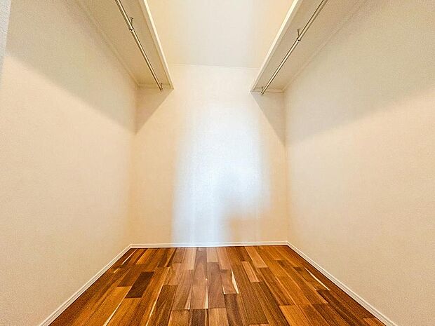 居室にはたっぷりの収納スペースが備わり、衣類や小物をすっきりと整理整頓できます。整理がしやすく、居室を広々と使えるため、快適で清潔感のある空間が保たれます。