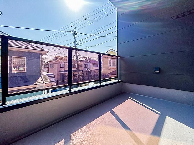 洗濯物がよく乾く明るいバルコニーは、風通しも良く、家事の効率が高まる環境です。広さがあるため、お洗濯物をたっぷり干せるのが嬉しいポイントで、日々の生活にゆとりが生まれます。