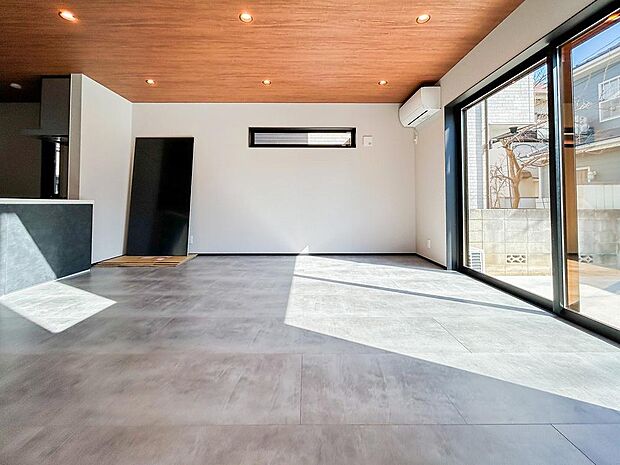 リビングに差し込む陽光が、家族みんなの笑顔を引き立ててくれる明るい空間です。ゆったりとした広さで、それぞれが穏やかに過ごせる心地よい場所。毎日がより楽しくなる、家族の大切な時間を紡ぐリビングです。