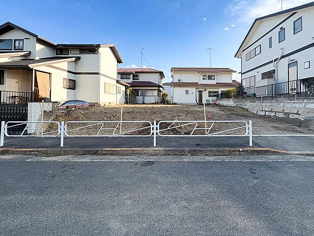 道路との高低差を活かし、プライバシーを確保。通行人の視線が気になりにくい設計が可能。