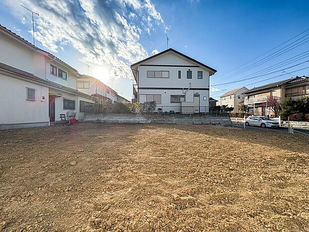 一日を通して表情を変える現地。夕暮れ時も暖かな光に包まれる、穏やかな住環境です。