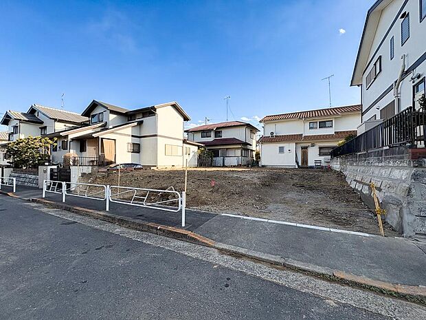 落ち着いた住宅街に位置する整形地。ゆとりあるカースペースの配置も計画しやすい敷地です。