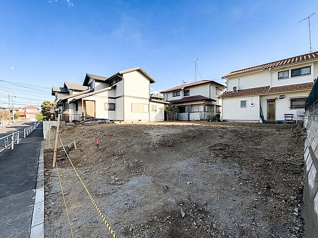 隣地との間隔もあり、開放感たっぷり。どんな住まいを建てるか想像が膨らむ広々とした敷地。