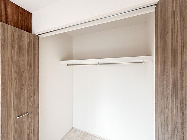 全居室にクローゼットを完備 。枕棚とハンガーパイプが設置されており、衣類から季節物までスッキリと整理可能です。限られたスペースを有効活用し、お部屋を広く保てます。