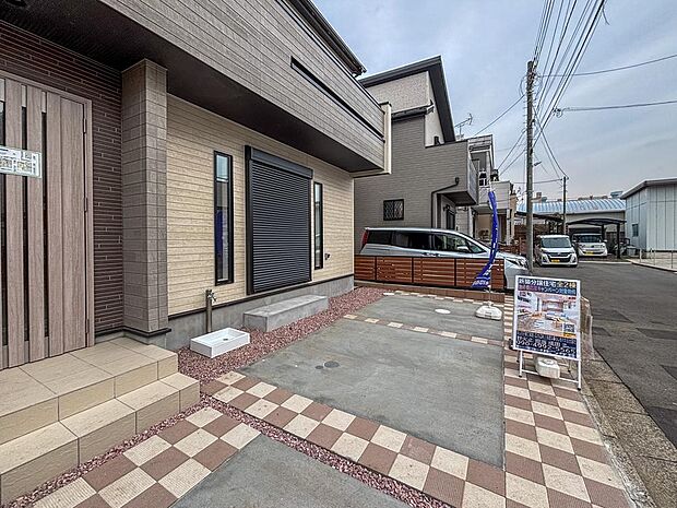 お車を停めるだけでなく、お子様のプール遊びやDIYスペースとしても使用可能なカースペース。玄関のすぐ目の前に駐車できるため、雨の日のお買い物帰りや重い荷物の運び出しも快適に行えます。