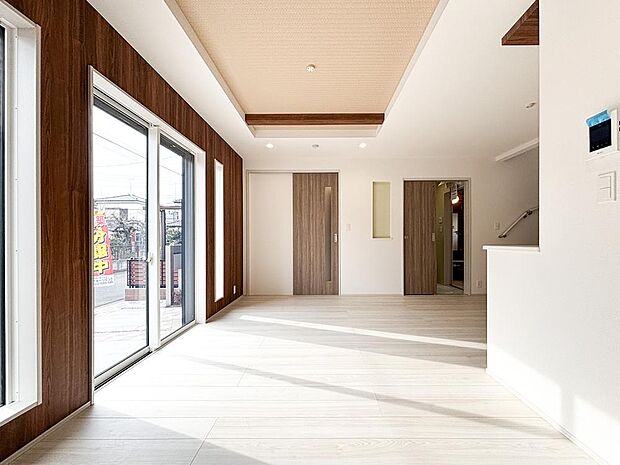 光と風があふれる開放的なリビングダイニングには自然と家族みんなが集まってきます。明るく穏やかな空気のなかで飲んだり、食べたり、笑ったり。