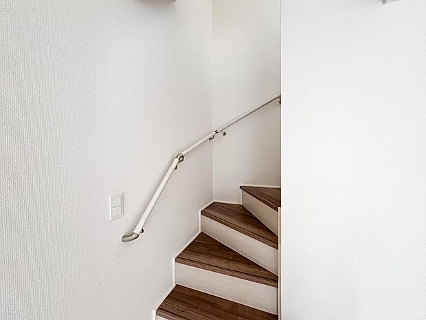 LDKは家族の憩いの場。リビングイン階段が自然な会話を生み出し、笑顔あふれる楽しい空間に。朝の目覚めや夜の就寝を優しく満たしてくれる、大切な空間へと生まれ変わります。