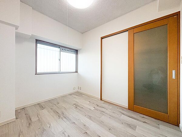 すべての洋室には収納が備え付けてあります。衣類や小物などを収納することで、住空間を有効活用できます。広さも十分ございますので、お客様の生活シーンに合わせてご活用ください。