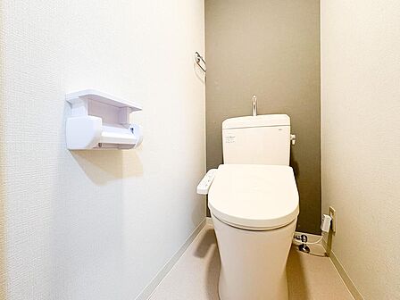 白色に統一されたトイレは清潔感に満ち溢れております。