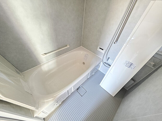 落ち着いた色合いでまとめられた浴室は、ゆったりと湯船に浸かり一日の疲れを癒せる空間です。浴室換気乾燥機付きのため、雨の日のお洗濯や湿気対策にも役立ちます。