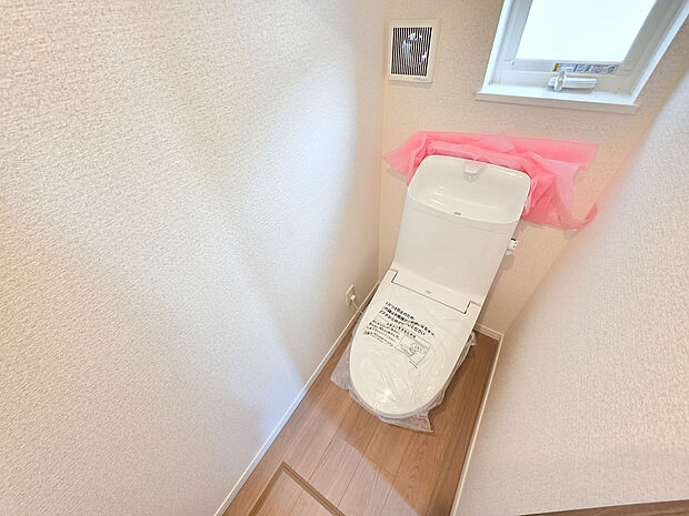 清潔感のあるトイレスペースです。窮屈さを感じにくい設計となっており、日々の暮らしを快適に支える空間に仕上がっています。