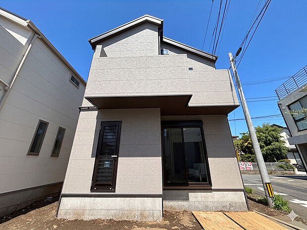 堂々とした佇まいが印象的な新築戸建です。駐車スペースを確保し、周辺の街並みにも調和した外観デザインを採用。新生活への期待が高まる住まいとなっています。