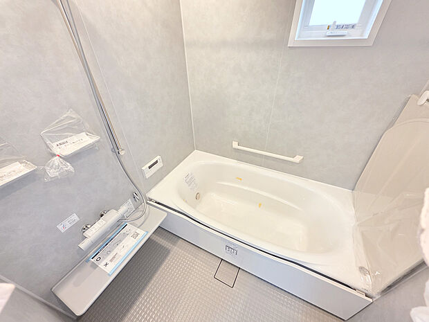快適な入浴時間を演出するバスルームです。ゆとりある浴槽で一日の疲れを癒やしながら、リラックスした時間をお過ごしいただけます。