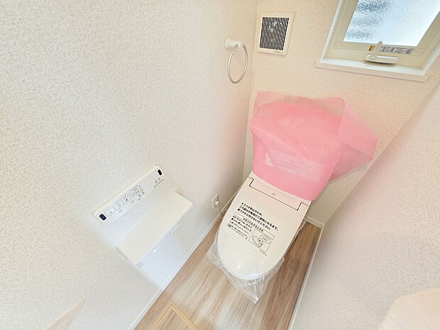 温水洗浄便座付きのトイレは1階・2階にそれぞれ設置してあります。節水でエコロジーなモデルです。