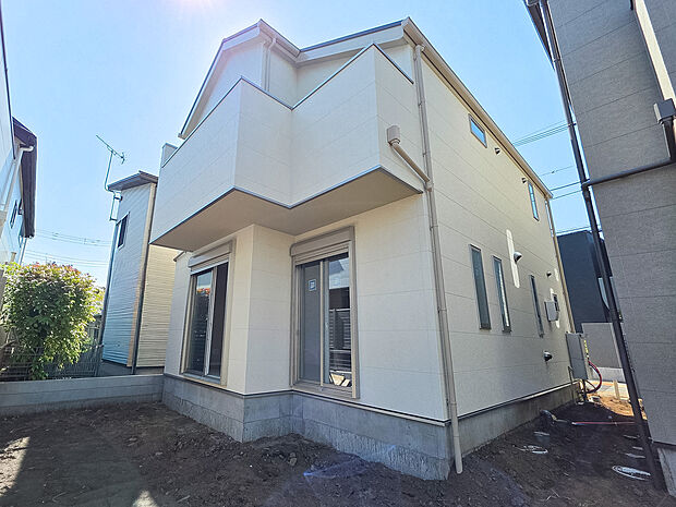 スタイリッシュなデザインが印象的な新築戸建ての外観。洗練された清潔感ある佇まいが街並みに映え、毎日の帰宅のたびに心地よい満足感と誇らしさをもたらします。