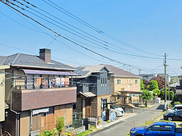 前面には低層住宅が広がる落ち着いた街並みが広がり、周囲の圧迫感も感じにくい眺望です。空の広がりも感じられる住環境で、ご自宅から季節の移ろいも身近に楽しめそうです。