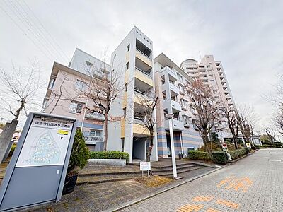 外観:スタイリッシュで洗練された外観が、毎日帰宅するのを楽しみにさせてくれます。上質なデザインが目を引き、住む人にも訪れる人にも好印象を与える美しい佇まいが魅力です。 外観:スタイリッシュで洗練された外観が、毎日帰宅するのを楽しみにさせてくれます。上質なデザインが目を引き、住む人にも訪れる人にも好印象を与える美しい佇まいが魅力です。