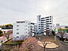 周辺：眺望が魅力の住まいで、窓からの景色が心を癒してくれます。季節ごとに移ろう風景を楽しめ、心安らぐ時間が流れる空間が広がります。毎日の生活に豊かさを与えてくれる場所です。