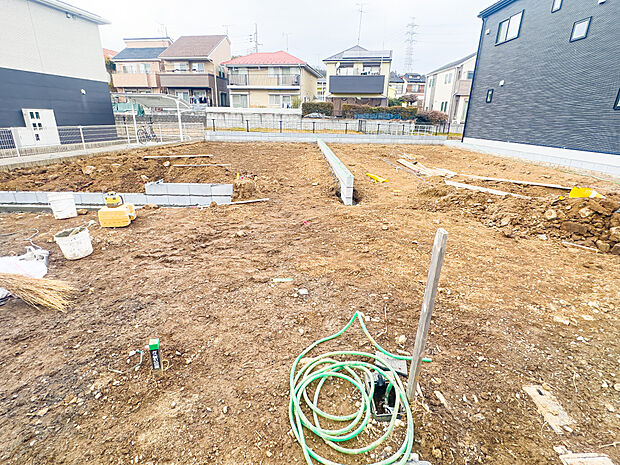 両号棟の主寝室には、収納力を誇るウォークインクローゼットをご用意しております。2026/2/12撮影