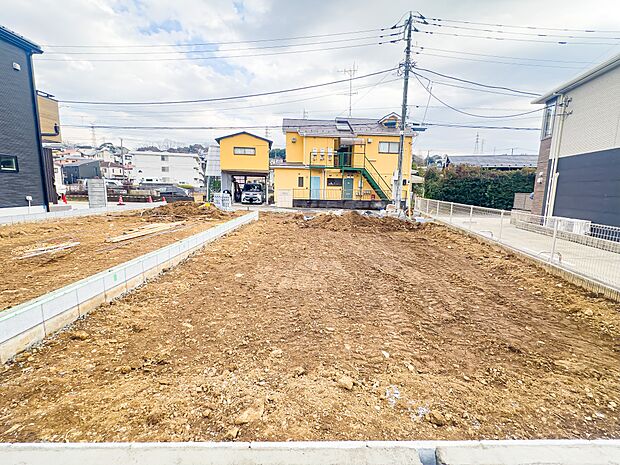 両号棟ともにワイドバルコニーを採用。在宅ワーク時にも使えるDENスペースを確保。2026/2/12撮影