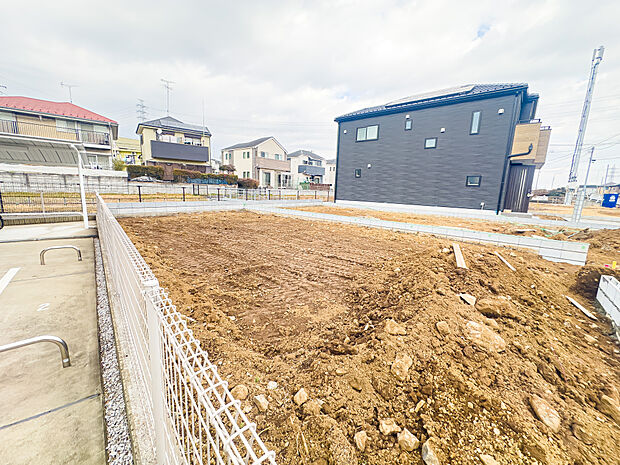 多摩都市モノレール「大塚・帝京大学」駅徒歩約7分。小学校も徒歩約7分の距離にあり、通学に負担の少ない立地でございます。2026/2/12撮影