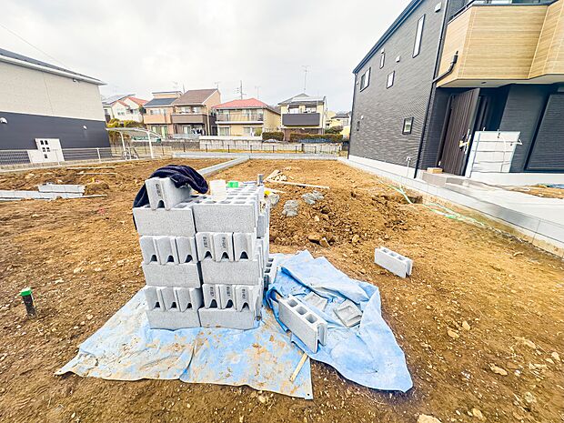 両号棟の主寝室には、収納力を誇るウォークインクローゼットをご用意しております。2026/2/12撮影