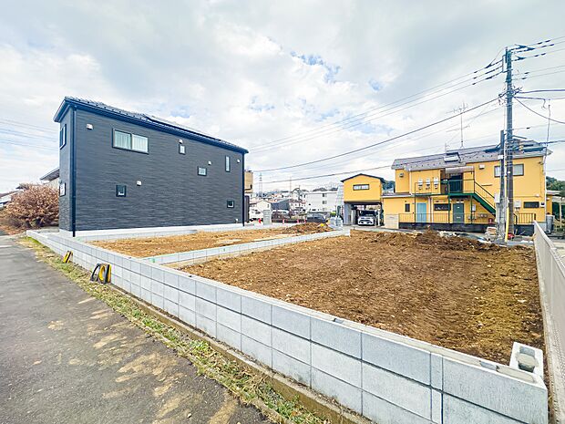 両号棟ともにワイドバルコニーを採用。玄関ホールに大きな収納付(1号棟)。2026/2/12撮影