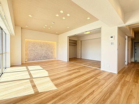 大きな掃き出し窓からたっぷりと光が入る明るいリビング。南向きのため日当たり良好で、バルコニーへもスムーズに出入りできる開放的な住空間です。