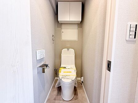 リフォーム済のトイレは清潔感ある落ち着いた内装です。温水洗浄便座付きで快適にお使いいただけます。上部収納も備わり、日用品のストックにも便利な設計です。