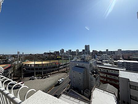 9階南向きバルコニーからの眺望です。前面に大きく視界を遮る建物が少なく、空の広がりを感じられる開放感が魅力。日当たりも良好で、晴れた日は遠くまで見渡せる気持ちの良い景色が広がります。