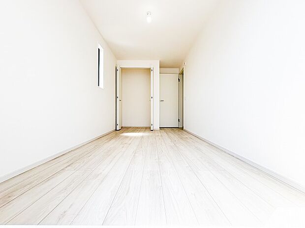 心落ち着く、シンプルな住空間。クローゼットも付いており、機能性も十分です。陽光が優しく広がる室内は、リラックスタイムを過ごすのに最適。自分だけのこだわりの空間を作って、充実した毎日をお過ごしください。