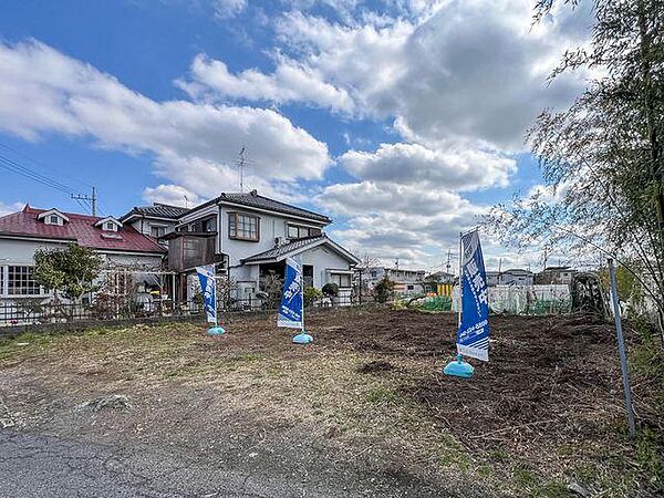 「商業施設が徒歩1分圏内」 スーパーオザム・ウエルシアがすぐ近く、毎日の買い物にも便利な好立地。