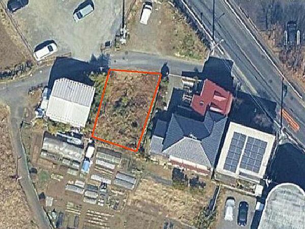「現地航空写真」 綺麗な整形の敷地形状。北側間口が約12.4mあり、車両の駐車・出入りもスムーズです。