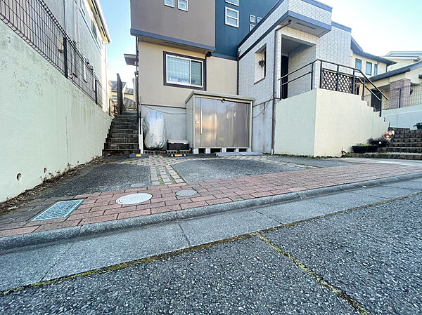道路からの視線が届きにくい高台設計で、プライバシーをしっかり確保。お子様が玄関から急に飛び出す心配も少なく、防犯面でも安心の環境です。