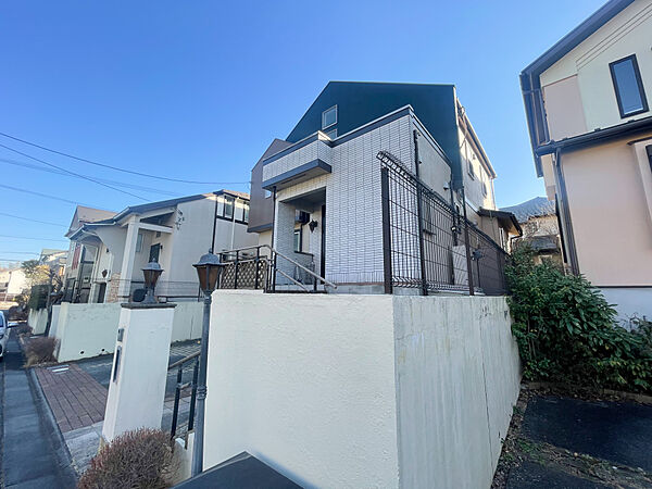 道路から一段高い位置に玄関を配置した、防犯・安全面に優れた設計です。通行人の視線を気にせず、カーテンを開けてゆったりとした家族時間を過ごせます。