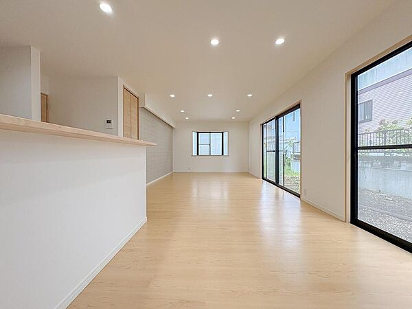 陽光が降り注ぐ広々としたリビングは、家族の笑顔が自然と集まる空間。明るい木目調のフローリングが心地よく、お子様がのびのびと過ごせます。