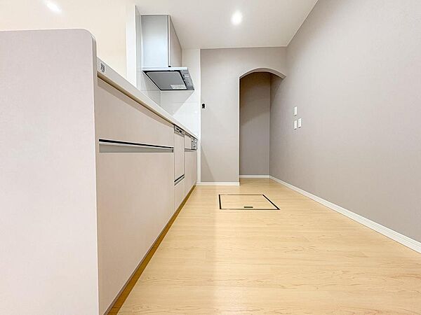 明るい木目のフローリングが心地よい、清潔感あふれる空間。家事効率を考えたキッチンカウンターと、奥へと続く開放的な設計で、家族の毎日を快適に彩ります。