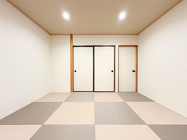 市松模様の畳がモダンな和室は、お子様の遊び場や家族のくつろぎ空間にぴったりです。収納も充実しており、すっきりとした暮らしが叶います。