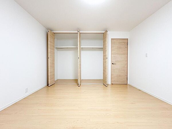 明るい木目調のフローリングと大容量のクローゼットで、家族の荷物もすっきり収納。お子様の成長に合わせて活用できる、清潔感あふれるお部屋です。