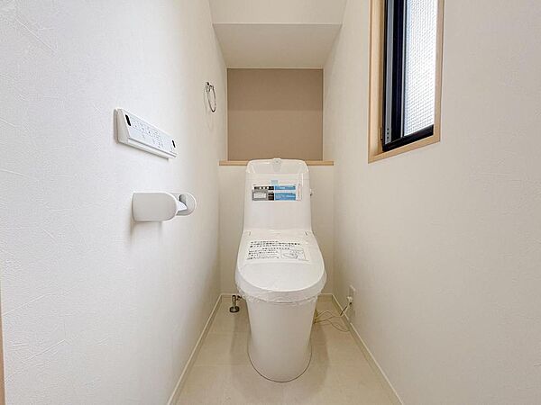 窓から自然光が差し込み、いつも明るく清潔なトイレ空間。ウォシュレットリモコンも完備されており、家族の毎日を快適にサポートします。