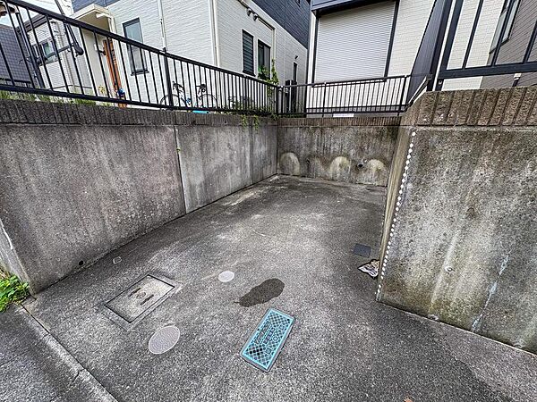 屋外の収納や趣味の空間として活用できる、コンクリートで囲まれたプライベートな場所です。自転車置き場としても便利で、家族の荷物もすっきり片付きます。