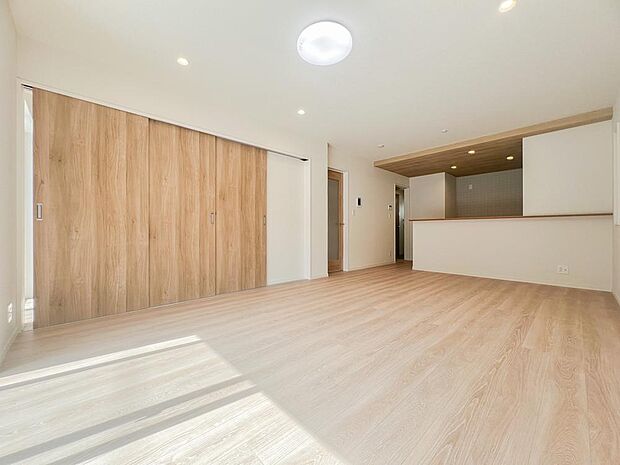 〜洋室〜全居室に収納ありなのも嬉しいポイントです。使うご家族ごとに分けて収納できますね。また収納が多いとお部屋も広くすっきりと使えます。