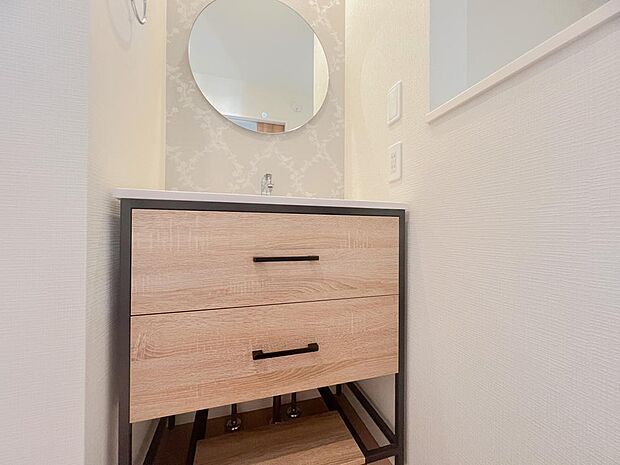 2回にはセカンド洗面があり、朝の身だしなみやちょっとした手洗いスペースなどにも利用できます。鏡にはライトが格納されており夜の廊下の明り取りにもなります。